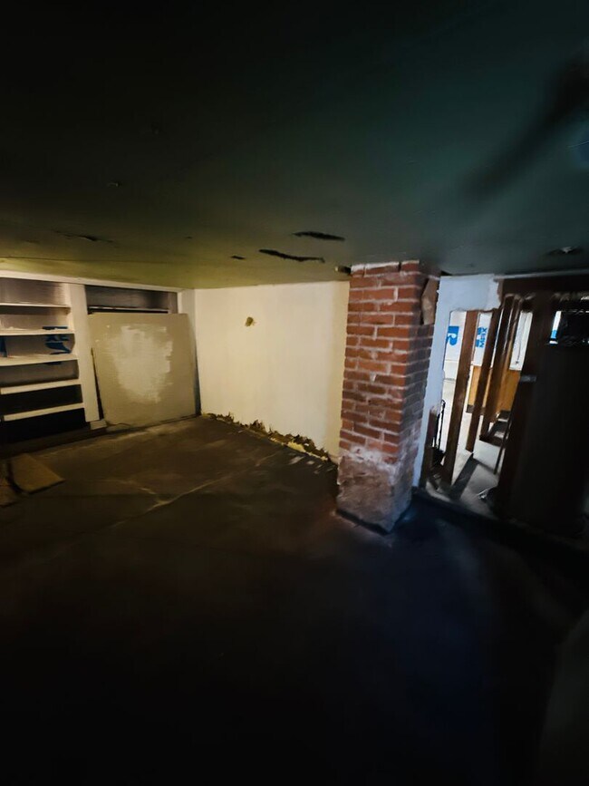 Building Photo - Charming bungalow with off street parking ...