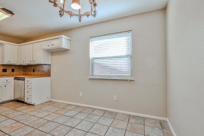 Building Photo - Spacious and Gorgeous 3/2 in Northwest Lub...