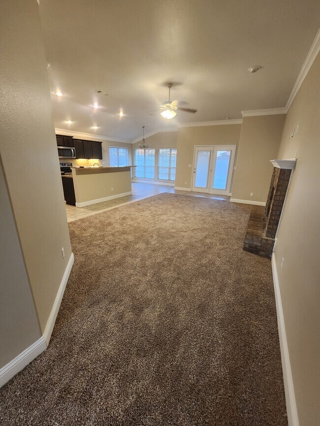 Building Photo - In Legends Park neighborhood! 3 bed 2 bath 2 car garage