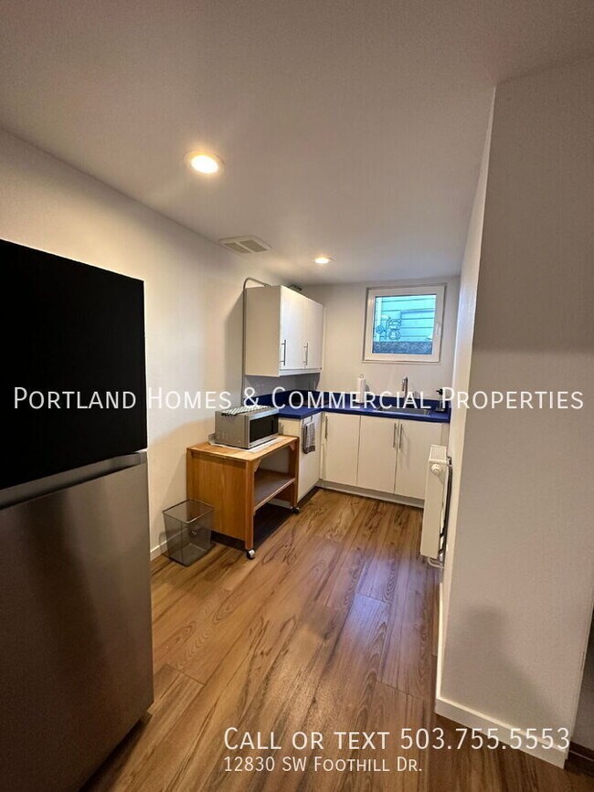 Building Photo - 12830 SW Foothill Dr