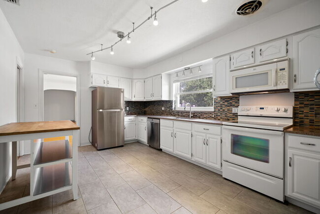 Building Photo - Beautiful Home For Rent in St Petersburg!