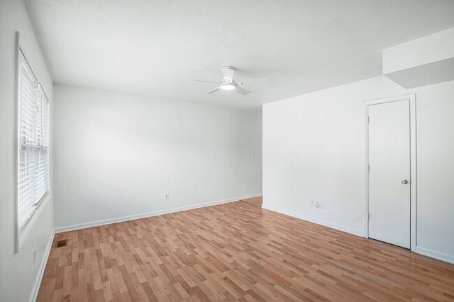 Building Photo - *MOVE IN SPECIAL* $250 Off First Full Month's Rent OR Free 55in TV! Beautiful 2BR/1BA Duplex in I...