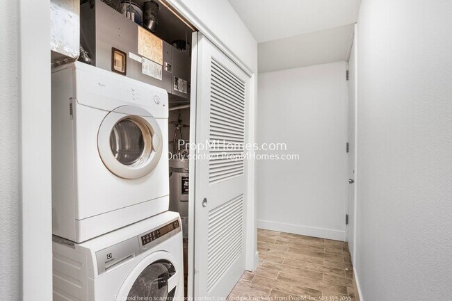 Building Photo - One Bedroom Condo on the Water in Lake Osw...