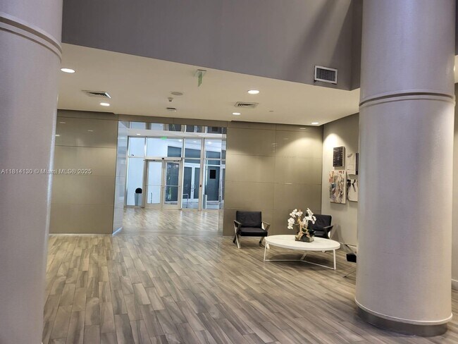 Building Photo - 1750 N Bayshore Dr