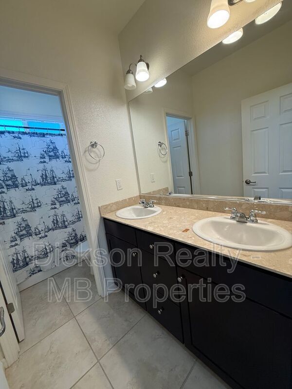 Building Photo - 10760 Ridgebrook Dr