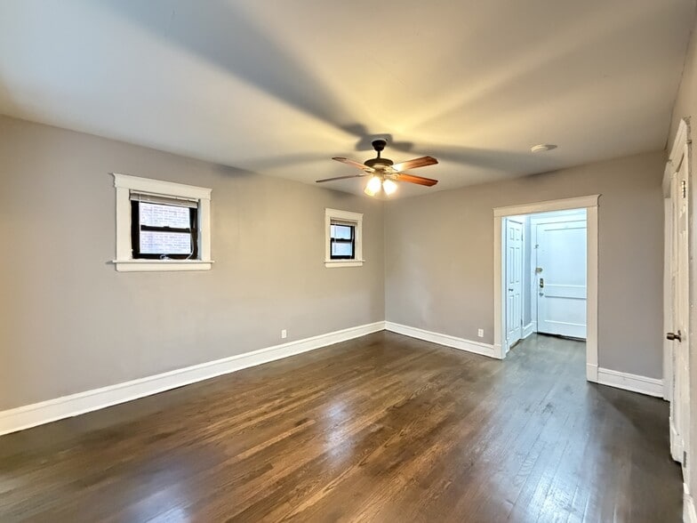 Building Photo - 3604 W Sunnyside Ave