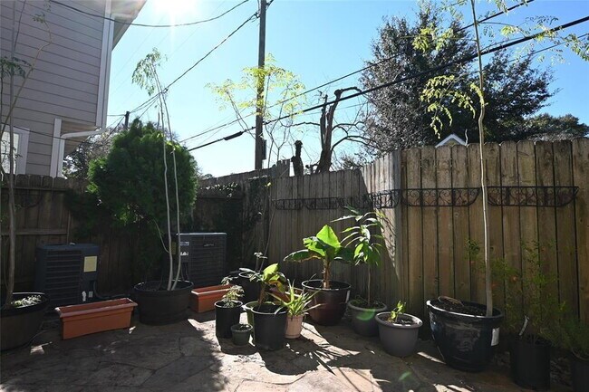 Building Photo - 3 Bed Single-Family Home in Timbergrove Terrace 77008 in Gated Community