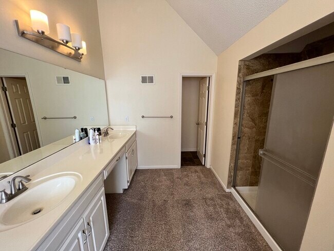 Building Photo - !! MOVE IN SPECIAL: $500 OFF on 1st Month'...