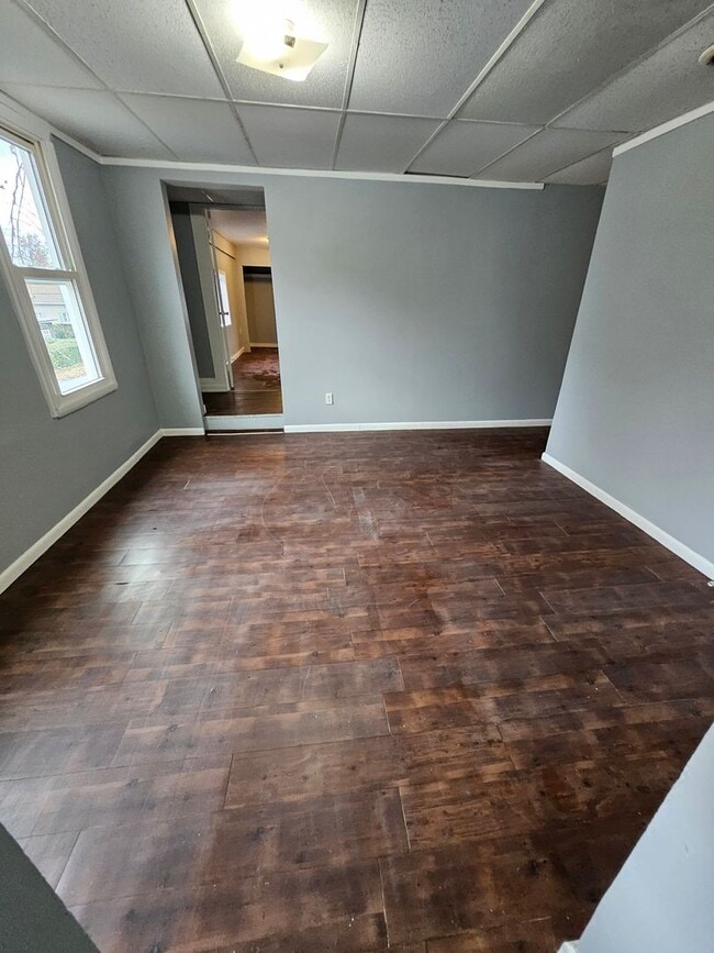 Building Photo - Upper 3 bedroom unit