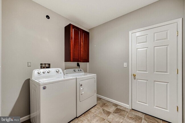 Building Photo - 8375 Mitzy Ln