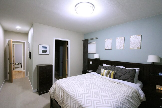 Building Photo - "Charming 2-Bed, 3-Bath Urban Retreat with 1,458 Sq Ft in Vibrant Denver!"