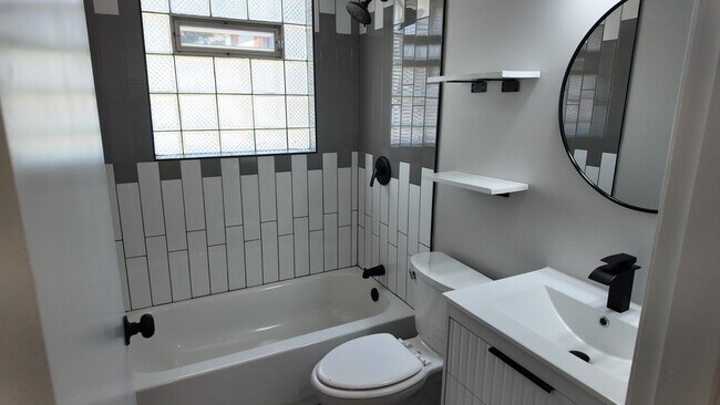 Building Photo - Freshly Renovated 2-Bed Gem with Artistic Finishes + Garage Option in Cincinnati