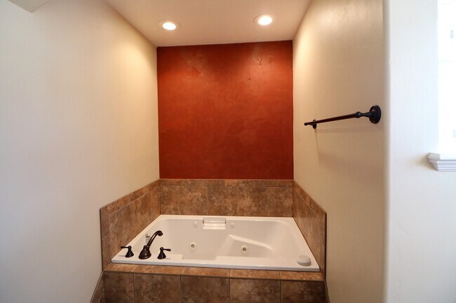 Building Photo - Beautiful Harvest Park Mapleton Townhouse