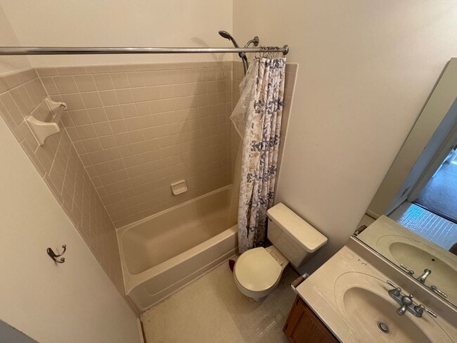 Building Photo - Beautiful And Spacious 3 Bed 3 Bath End Un...