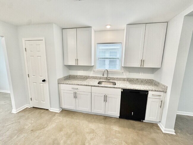 Building Photo - 780 Woodlawn St