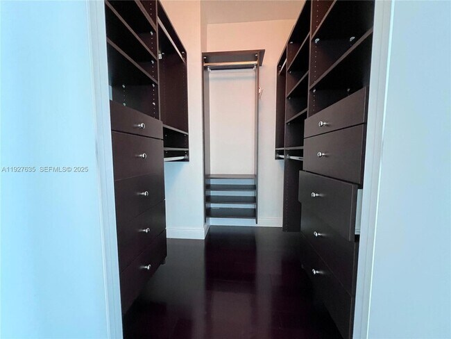 Building Photo - 601 NE 36th St