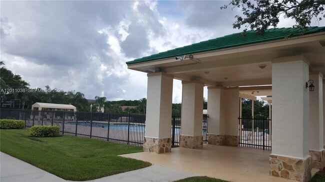 Building Photo - 897 Briar Ridge Rd