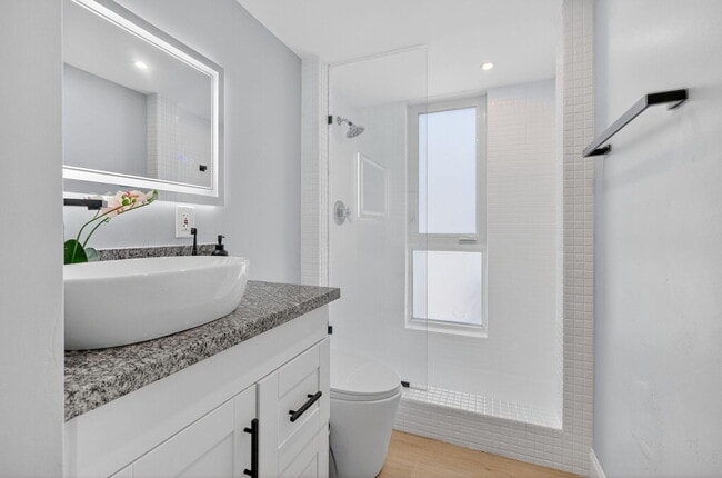 Building Photo - 8125 Crespi Blvd