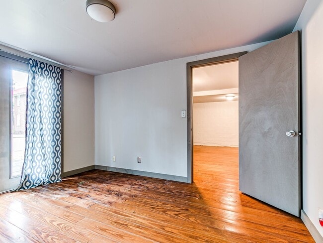 Building Photo - Unique with a Artsy Flare    1Bed + Flex Room /1.5 Bath in Edgemere Park