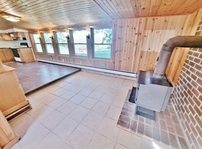 Building Photo - 3 Bed / 1-1/2 Bath Single Family Home