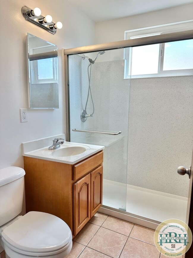 Building Photo - Spacious & Bright 3BR|2BA House in the Heart of San Lorenzo