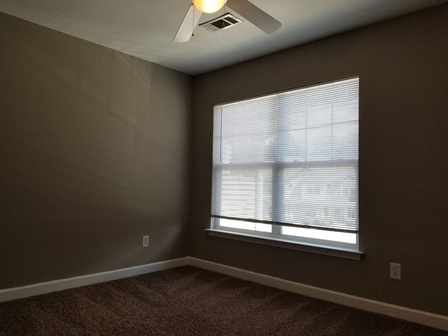 Building Photo - Move in ready close to airport BNA and I40
