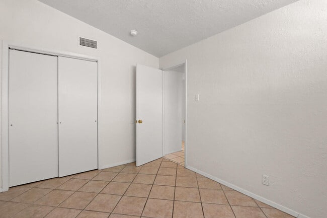 Building Photo - 1600 Sumac Dr