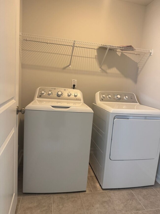 Building Photo - Beautiful & Spacious Home for Rent