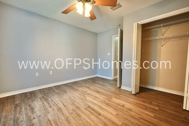 Building Photo - 933 Scenic Oak Ln