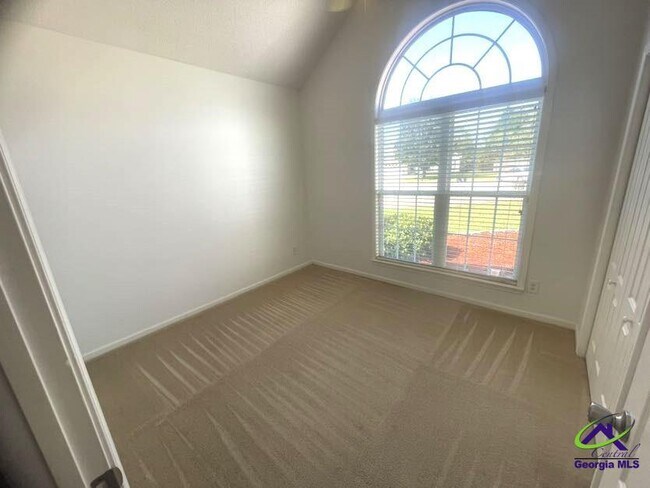 Building Photo - 208 Apple Ct