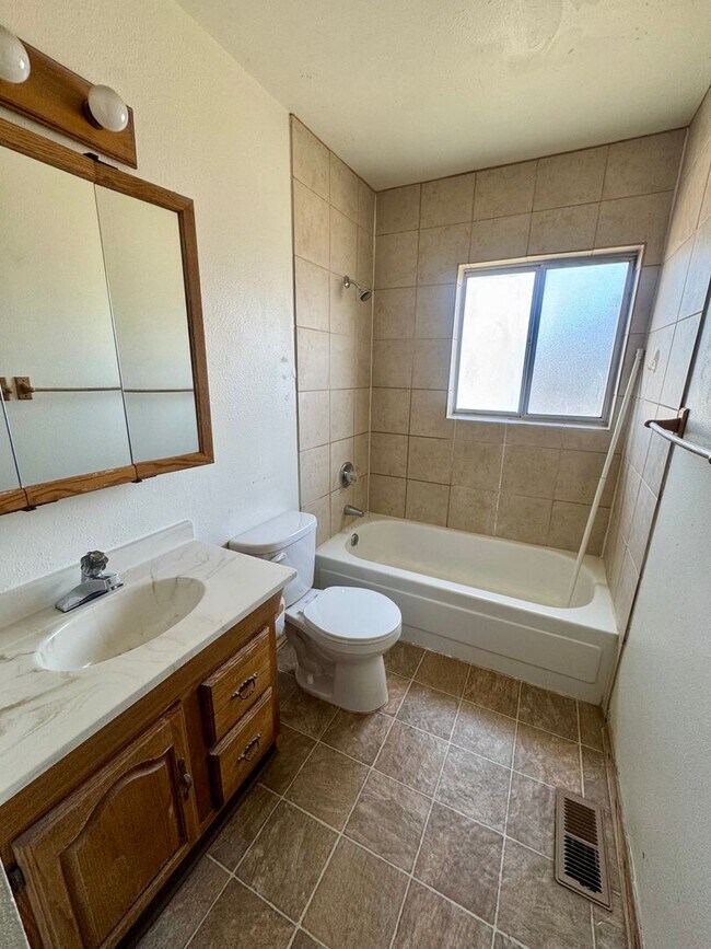 Building Photo - Lovely 3 bedroom 2 bath in North Colorado ...