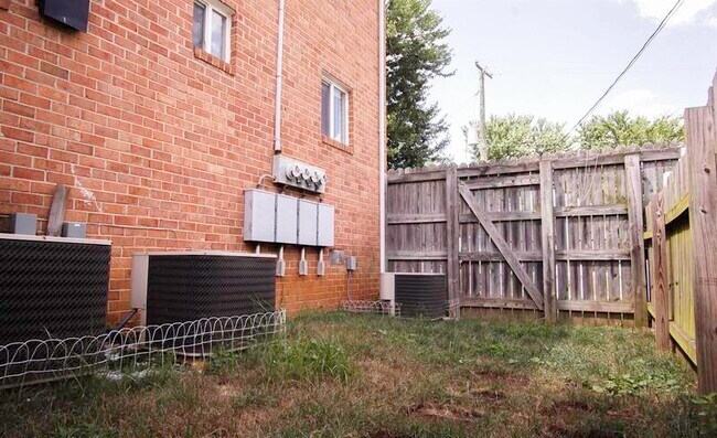 Building Photo - 1911 Lakeview Ave