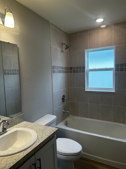 Building Photo - 1065 SILAS St