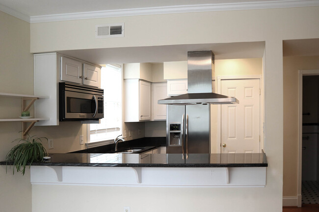 Building Photo - 45 E Lock Ln