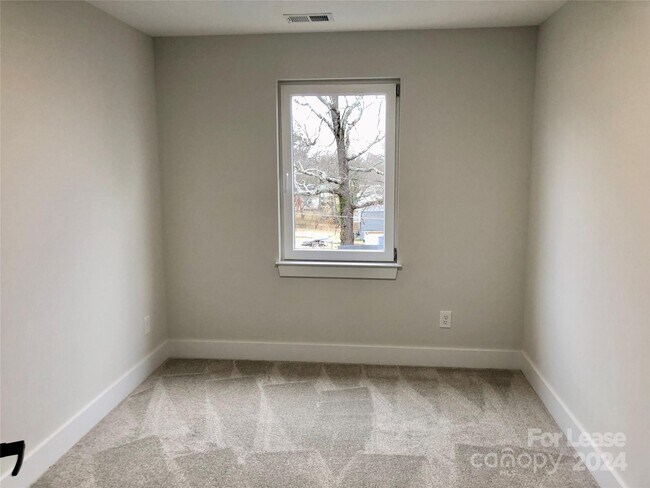 Building Photo - 413 2nd St Pl SE