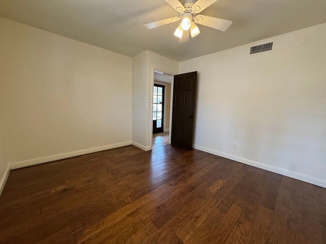 Building Photo - Modern Living Meets Outdoor Luxury in North Phoenix