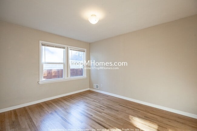 Building Photo - 4 Bedroom in the Heart of Sellwood! Fenced Backyard and Huge Basement!