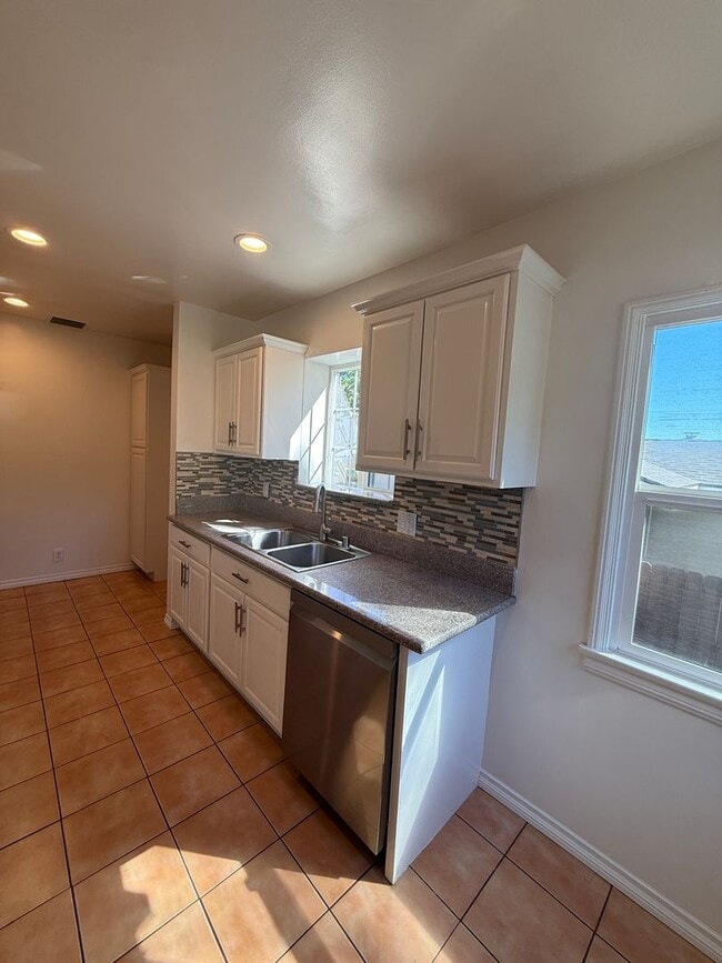 Building Photo - Amazing 3 Bedroom Montrose Home!