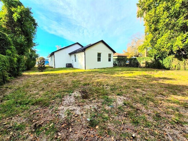 Building Photo - 3304 E North Bay St