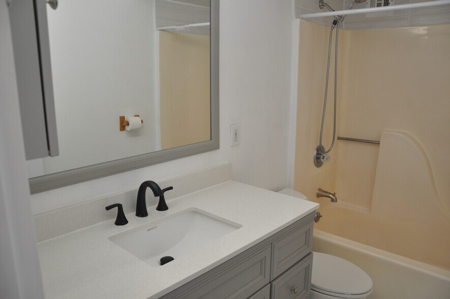 Building Photo - 99 Teaneck Rd