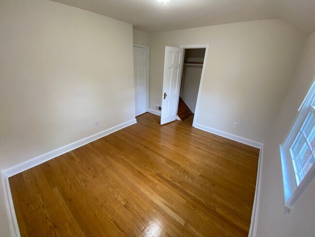 Building Photo - 3 Bed Brick Colonial Just Blocks from Red ...