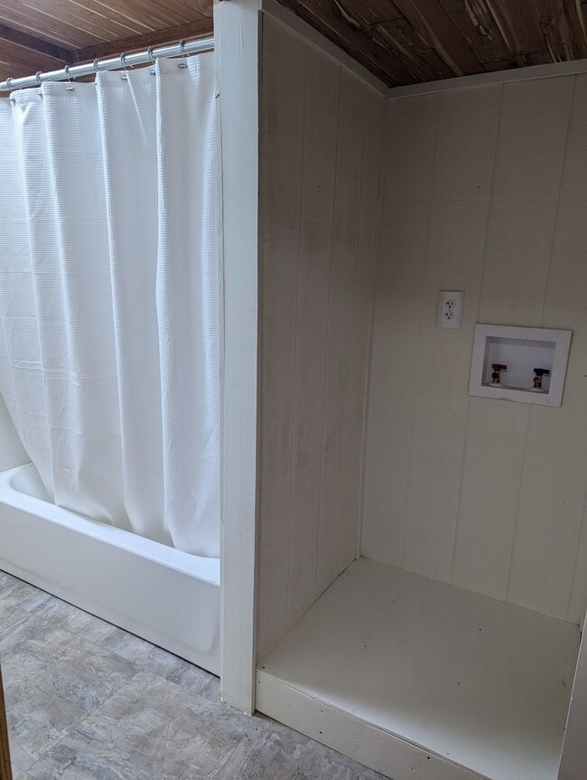 Building Photo - 2 bdrm 1 bath family home with water, sewer and garbage included.