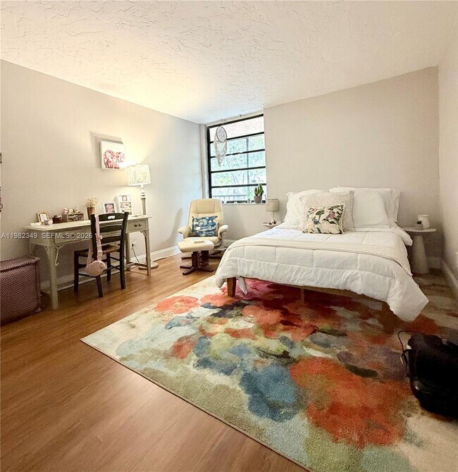 Building Photo - 450 Commodore Dr