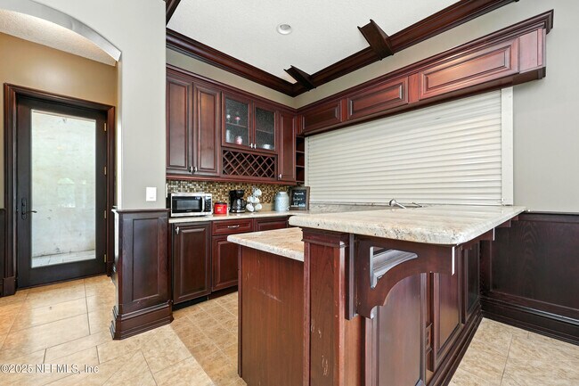 Building Photo - 2061 Crown Dr