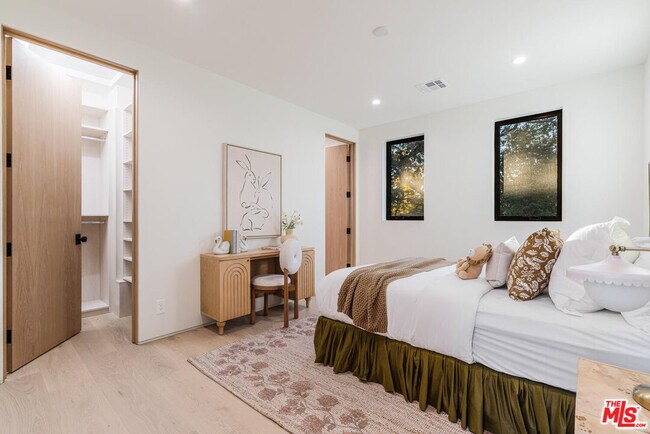 Building Photo - 5064 Encino Ave