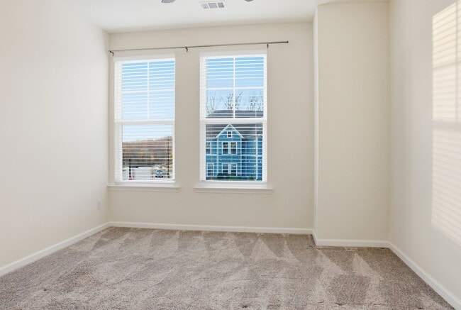 Building Photo - Stylish Townhouse Living in the Heart of Williamsburg