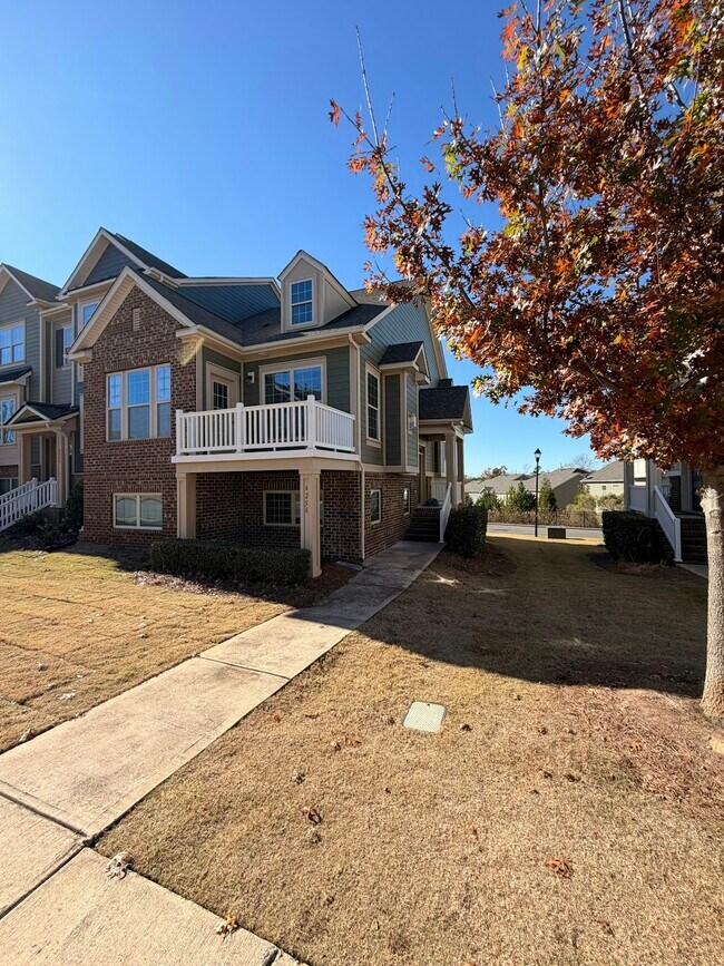 Building Photo - 6258 Cloverdale Dr