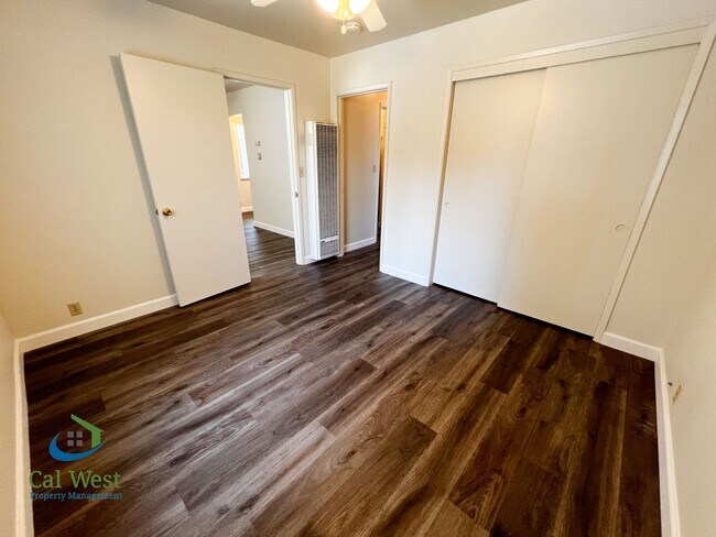 Building Photo - $1995 - Cozy 1/1 located near the Rose Garden