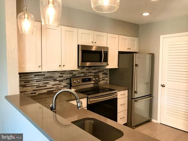Building Photo - 8071 Pantano Pl