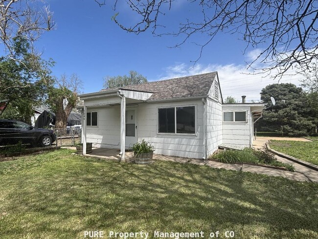 Building Photo - Cozy single family home with 1-car detached garage!